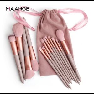 MAANGE Pro 8Pcs Makeup Brushes with 18 Color